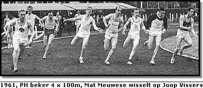 1961, PH beker 4x100 m. Mat Meuwese wisselt op Joop Vissers