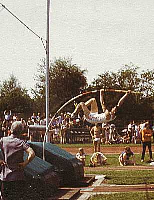 Arno van Vugt, polsstokhoogspringen op de districtskampioenschappen 1981