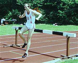 Jeffrey Sullivan op de 3000 m steeple-chase tijdens de competitiewedstrijd in 1999, Heerhugowaard